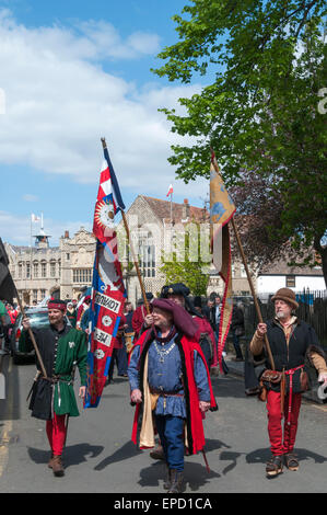 King's Lynn, Regno Unito. 16 maggio 2015. Sfilata di oltre 50 persone in abito medievale attraverso le strade di King's Lynn nel Norfolk, come parte di un programma annuale di eventi nel corso del XVI e XVII può celebrare la città storica di collegamento con la Lega Anseatica. Foto Stock