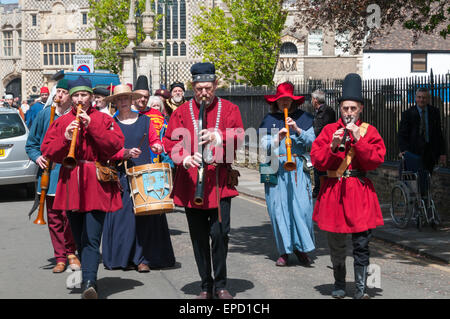 King's Lynn, Regno Unito. 16 maggio 2015. Sfilata di oltre 50 persone in abito medievale attraverso le strade di King's Lynn nel Norfolk, come parte di un programma annuale di eventi nel corso del XVI e XVII può celebrare la città storica di collegamento con la Lega Anseatica. Foto Stock