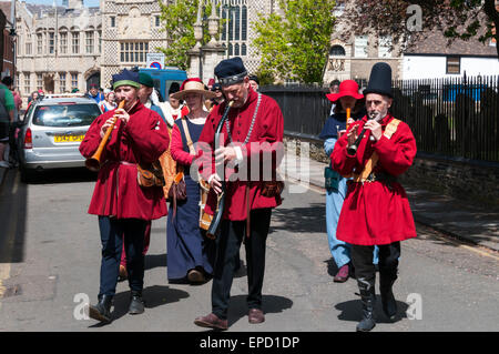 King's Lynn, Regno Unito. 16 maggio 2015. Sfilata di oltre 50 persone in abito medievale attraverso le strade di King's Lynn nel Norfolk, come parte di un programma annuale di eventi nel corso del XVI e XVII può celebrare la città storica di collegamento con la Lega Anseatica. Foto Stock