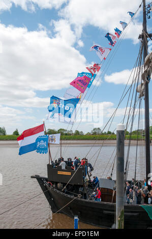 King's Lynn, Regno Unito. 16 maggio 2015. Il Kamper Kogge, una replica di una trecentesca anseatica olandese Kogge visita da Paesi Bassi fa parte del programma annuale di eventi nel corso del XVI e XVII può celebrare la città storica di collegamento con la Lega Anseatica. Foto Stock