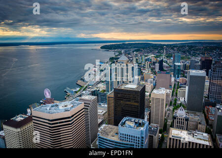 Sunset over lo skyline del centro cittadino, a Seattle, Washington. Foto Stock