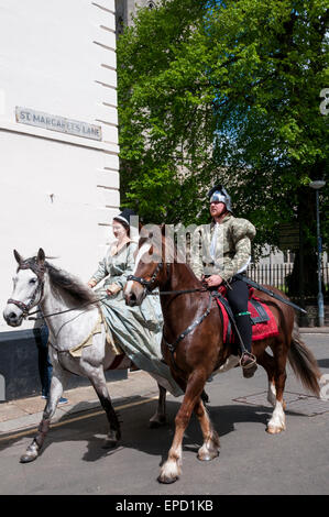 King's Lynn, Regno Unito. 16 maggio 2015. Sfilata di oltre 50 persone in abito medievale attraverso le strade di King's Lynn nel Norfolk, come parte di un programma annuale di eventi nel corso del XVI e XVII può celebrare la città storica di collegamento con la Lega Anseatica. Foto Stock