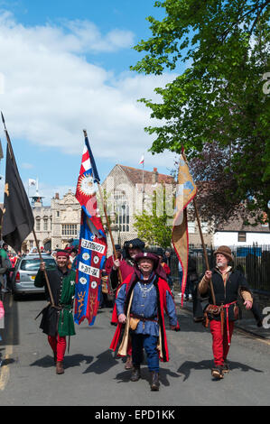 King's Lynn, Regno Unito. 16 maggio 2015. Sfilata di oltre 50 persone in abito medievale attraverso le strade di King's Lynn nel Norfolk, come parte di un programma annuale di eventi nel corso del XVI e XVII può celebrare la città storica di collegamento con la Lega Anseatica. Foto Stock