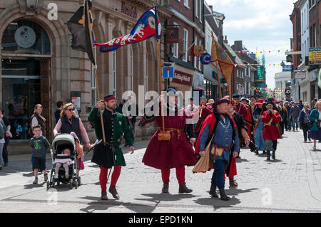 King's Lynn, Regno Unito. 16 maggio 2015. Sfilata di oltre 50 persone in abito medievale attraverso le strade di King's Lynn nel Norfolk, come parte di un programma annuale di eventi nel corso del XVI e XVII può celebrare la città storica di collegamento con la Lega Anseatica. Foto Stock