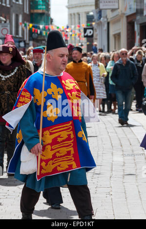 King's Lynn, Regno Unito. 16 maggio 2015. Sfilata di oltre 50 persone in abito medievale attraverso le strade di King's Lynn nel Norfolk, come parte di un programma annuale di eventi nel corso del XVI e XVII può celebrare la città storica di collegamento con la Lega Anseatica. Foto Stock