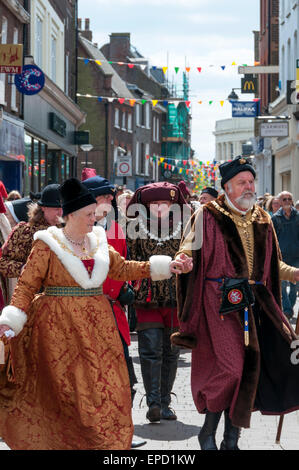 King's Lynn, Regno Unito. 16 maggio 2015. Sfilata di oltre 50 persone in abito medievale attraverso le strade di King's Lynn nel Norfolk, come parte di un programma annuale di eventi nel corso del XVI e XVII può celebrare la città storica di collegamento con la Lega Anseatica. Foto Stock