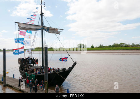 King's Lynn, Regno Unito. 16 maggio 2015. Il Kamper Kogge, una replica di una trecentesca anseatica olandese Kogge visita da Paesi Bassi fa parte del programma annuale di eventi nel corso del XVI e XVII può celebrare la città storica di collegamento con la Lega Anseatica. Foto Stock