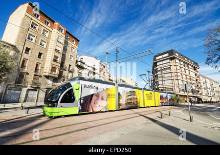 VITORIA-GASTEIZ, Spagna - 6 Marzo: Moderna Vitoria il trasporto pubblico il 8 marzo 2015. Vitoria tram è stato inaugurato nel 2008. Foto Stock