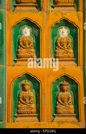 Piccole sculture di buddha a palazzo d'estate a Pechino in Cina Foto Stock