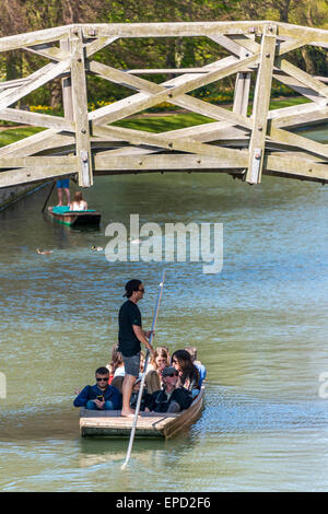 Il ponte di matematica a Cambridge, ufficialmente il ponte di legno che attraversa il fiume Cam all'interno del Queens' College Foto Stock