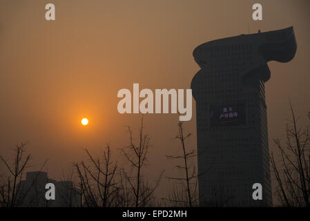 Silhouette di ibm office al tramonto a Pechino in Cina Foto Stock