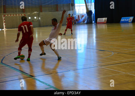 Gibilterra. 16 Maggio, 2015. In Svizzera gli attacchi come si lascia vuoto obiettivo cercando di cliente. La Gibilterra futsal squadra nazionale svizzera battimento 2-0 al terzo centenario Sports Hall Gibilterra in un futsal internazionale amichevoli internazionali . Credito: Stephen Ignacio/Alamy Live News Foto Stock