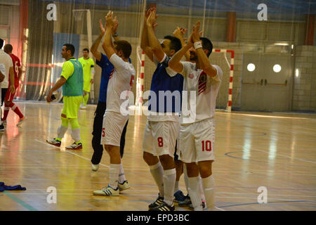 Gibilterra. 16 Maggio, 2015. Gibrlatar celebra la sua storica vittoria. La Gibilterra futsal squadra nazionale svizzera battimento 2-0 al terzo centenario Sports Hall Gibilterra in un futsal internazionale amichevoli internazionali . Credito: Stephen Ignacio/Alamy Live News Foto Stock