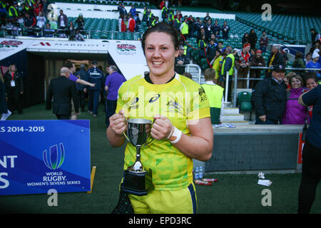 Londra, Regno Unito. 16 maggio 2015. Australia Donna capitano Sharni Williams con la Coppa dopo aver sconfitto il Canada 20 - 17 in campo femminile Sevens World Series a Twickenham. Credito: Elsie Kibue / Alamy Live News Foto Stock