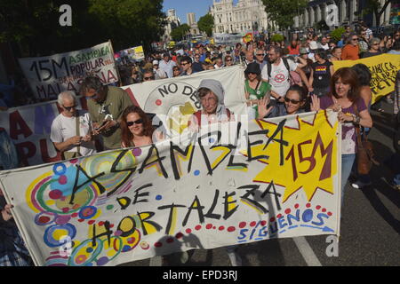 Madrid, Spagna. 16 Maggio, 2015. Manifestanti con striscioni durante il quarto anniversario di 15m di movimento in Madrid. Credito: Marcos del Mazo/Alamy Live News Foto Stock