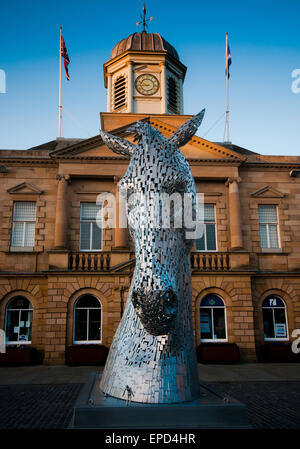 Kelso, Scotland, Regno Unito. 16 Maggio, 2015. L'iconico Kelpies sculture sono prossimi ai confini scozzesi in maggio. Il decimo scala touring sculture saranno in mostra in piazza a Kelso da venerdì 15 maggio al lunedì 18 maggio. Credito: Troy GB di immagini/Alamy Live News Foto Stock