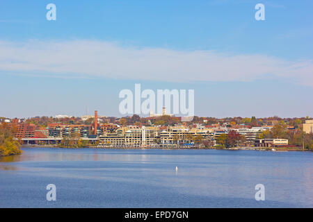 Fiume Potomac waterfront presso la Georgetown Park all'inizio dell'autunno mattina. Foto Stock