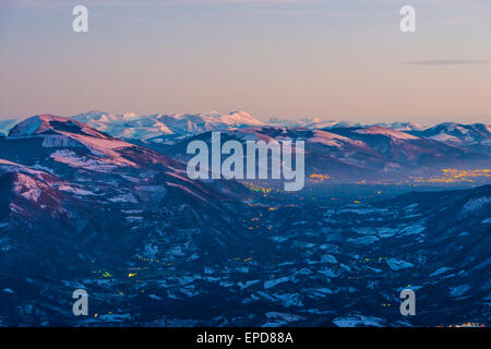 Tramonto su Appennino dal Monte Nerone in inverno, Appennini, Marche, Italia Foto Stock