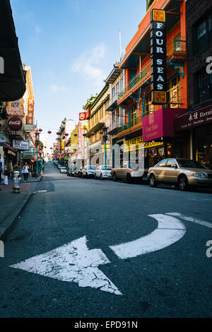 Le aziende lungo Grant Avenue nella Chinatown di San Francisco, California. Foto Stock