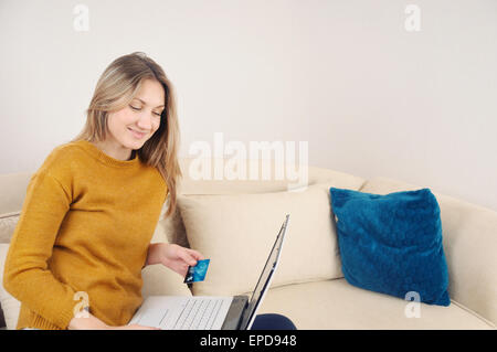 Donna felice facendo shopping on-line a casa, il concetto di stile di vita Foto Stock