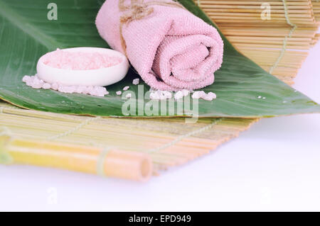 Impostazione di spa in morbide tonalità rosa sulla foglia verde Foto Stock