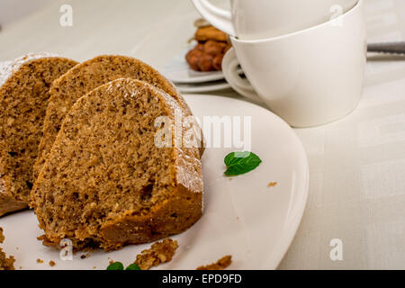 Cacao cotto Marmo torta ad anello o ceca dessert tradizionale babovka Foto Stock