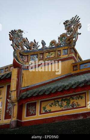 Dettagli architettonici presso la tomba e giardini di Tu Duc imperatore in tinta, Vietnam Foto Stock