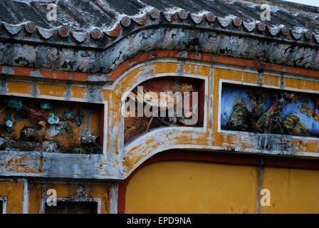 Dettagli architettonici presso la tomba e giardini di Tu Duc imperatore in tinta, Vietnam Foto Stock