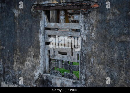 Dettagli architettonici presso la tomba e giardini di Tu Duc imperatore in tinta, Vietnam Foto Stock