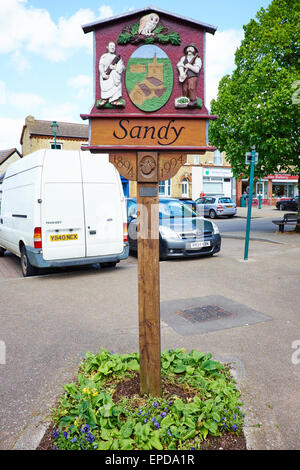 Città segno High Street Sandy Bedfordshire Regno Unito Foto Stock