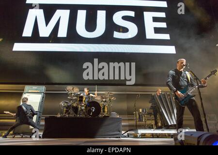 Irvine, California, USA. Il 17 maggio 2015. MATTHEW BELLAMY (L), DOMINIC HOWARD E CHRISTOPHER WOLSTENHOLME di Muse eseguire live durante il KROQ Weenie Roast Y Fiesta a Irvine Meadows anfiteatro a Irvine, California Credit: Daniel DeSlover/ZUMA filo/Alamy Live News Foto Stock