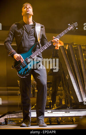 Irvine, California, USA. Il 17 maggio 2015. Il bassista CHRISTOPHER WOLSTENHOLME di Muse suona dal vivo durante il KROQ Weenie Roast Y Fiesta a Irvine Meadows anfiteatro a Irvine, California Credit: Daniel DeSlover/ZUMA filo/Alamy Live News Foto Stock