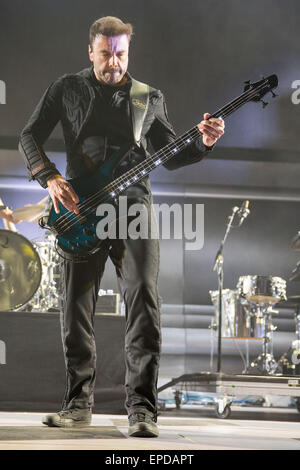 Irvine, California, USA. Il 17 maggio 2015. Il bassista CHRISTOPHER WOLSTENHOLME di Muse suona dal vivo durante il KROQ Weenie Roast Y Fiesta a Irvine Meadows anfiteatro a Irvine, California Credit: Daniel DeSlover/ZUMA filo/Alamy Live News Foto Stock