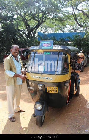 Le strade e i mercati del centro di Mysore: un auto-rickshaw conducente e passeggero occidentale Foto Stock