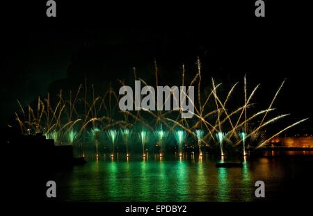 Fuochi d'artificio. Fuochi d'artificio colorati con sfondo di La Valletta, grande esplosione, casa di luce, riflessi verde su un'acqua di La Valletta Foto Stock