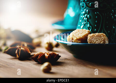 tradizionali bicchieri da tè arabo turco datteri secchi con cucchiai di  tavola in legno. Risoluzione e foto di alta qualità Foto stock - Alamy