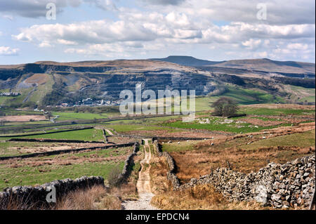 Vista di Arcow cava, Helwith Bridge, Yorkshire Dales National Park, con Ingleborough hill all'orizzonte. Foto Stock