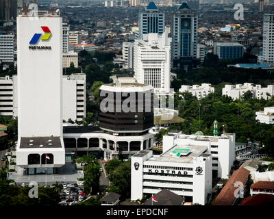 Jakarta, Indonesia. Il 17 maggio 2015. Una vista generale del centro di Jakarta con un grattacieli e mare a Jakarta. In Indonesia i economia è cresciuta 4,71 per cento nel primo trimestre del 2015, i dati ufficiali hanno mostrato la crescita più bassa del sud-est asiatico è più grande economia posted in cinque anni. © Garry Andrew Lotulung/Pacific Press/Alamy Live News Foto Stock