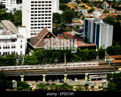 Jakarta, Indonesia. Il 17 maggio 2015. Una vista generale del centro di Jakarta con un grattacieli e mare a Jakarta. In Indonesia i economia è cresciuta 4,71 per cento nel primo trimestre del 2015, i dati ufficiali hanno mostrato la crescita più bassa del sud-est asiatico è più grande economia posted in cinque anni. © Garry Andrew Lotulung/Pacific Press/Alamy Live News Foto Stock