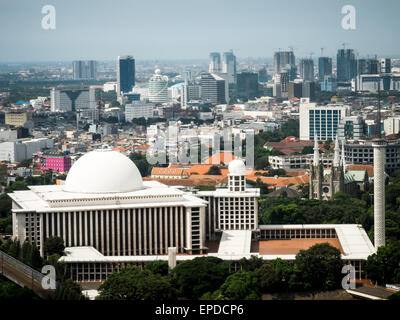 Jakarta, Indonesia. Il 17 maggio 2015. Una vista generale del centro di Jakarta con un grattacieli e mare a Jakarta. In Indonesia i economia è cresciuta 4,71 per cento nel primo trimestre del 2015, i dati ufficiali hanno mostrato la crescita più bassa del sud-est asiatico è più grande economia posted in cinque anni. © Garry Andrew Lotulung/Pacific Press/Alamy Live News Foto Stock