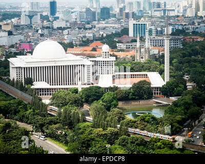 Jakarta, Indonesia. Il 17 maggio 2015. Una vista generale del centro di Jakarta con un grattacieli e mare a Jakarta. In Indonesia i economia è cresciuta 4,71 per cento nel primo trimestre del 2015, i dati ufficiali hanno mostrato la crescita più bassa del sud-est asiatico è più grande economia posted in cinque anni. © Garry Andrew Lotulung/Pacific Press/Alamy Live News Foto Stock