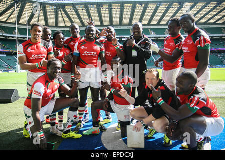 Londra, Regno Unito. Il 17 maggio 2015. Kenya team festeggia Collins Injera dopo che ha segnato il suo mondo Rugby Sevens serie duecentesimo provare durante la loro Marriott London Sevens match contro il Giappone a Twickenham. Kenya battere il Giappone 24 - 12. Credito: Elsie Kibue/Alamy Live News Foto Stock