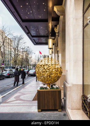 Four Seasons Hotel George V, il leggendario hotel 5 stelle di lusso esterno, Parigi Foto Stock