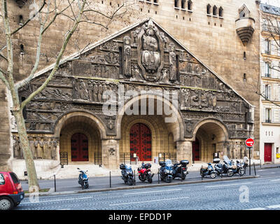 Eglise Saint-Pierre-de-Chaillot chiesa cattolica romana - esterno e bassorilievo scultura e la facciata. Parigi Foto Stock