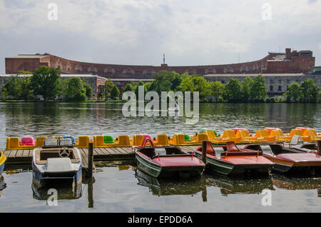 Norimberga Centro di Documentazione del partito nazista Rally motivi appena al di là della Dutzendteich, una zona di svago Foto Stock