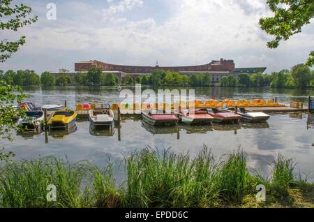 Norimberga Centro di Documentazione del partito nazista Rally motivi appena al di là della Dutzendteich, una zona di svago Foto Stock