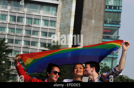 Jakarta, Indonesia. Il 17 maggio 2015. Le persone partecipano in un rally durante la Giornata Internazionale contro l'omofobia, Transphobia e Biphobia a Jakarta, Indonesia, 17 maggio 2015. © Agung Kuncahya B./Xinhua/Alamy Live News Foto Stock