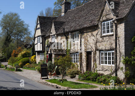 La Old Swan e Minster Mill Inn, Minster Lovell, vicino a Witney, Cotswolds, Oxfordshire, England, Regno Unito, Europa Foto Stock