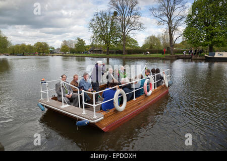 Catena traversata in traghetto del Fiume Avon, Stratford-upon-Avon, Warwickshire, Inghilterra, Regno Unito, Europa Foto Stock