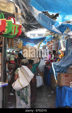 Le strade e i mercati del centro di Mysore: all interno del mercato Devaraja Foto Stock